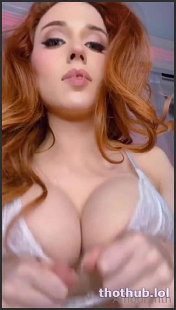 Amouranth wird von ihrer sexy Freundin verführt