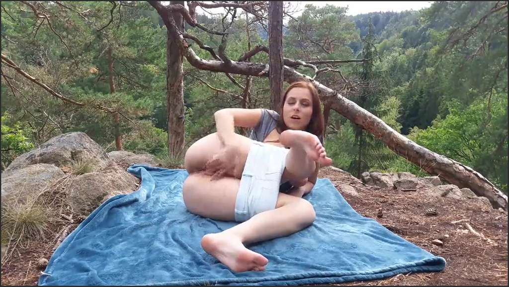 Antonia Sainz lutscht an kleiner Nudel