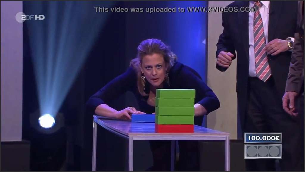 Barbara Schoneberger mit Lebensmitteln und Dildo verwöhnt