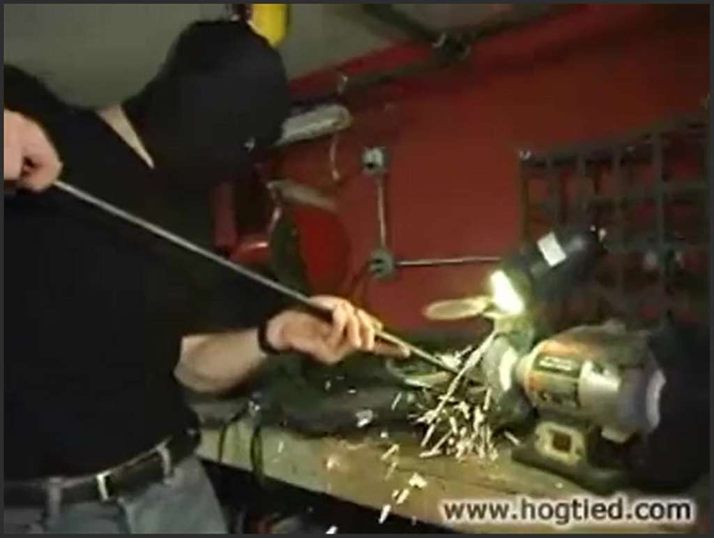 Bondage bumst die mollige Asiatin mit Kondom