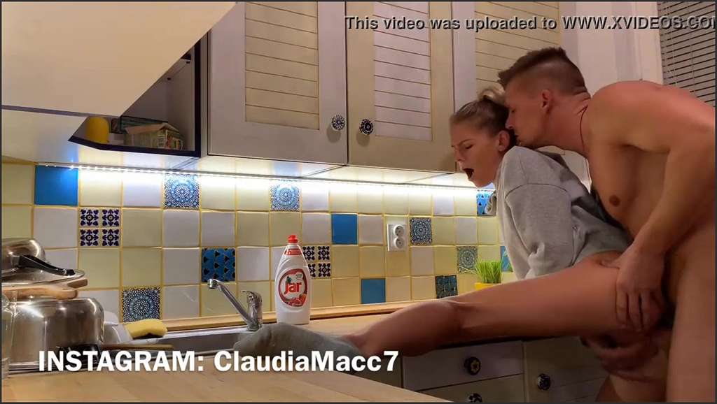 Claudia Mac wird deutsche Hausfrau beim Finger erwischt