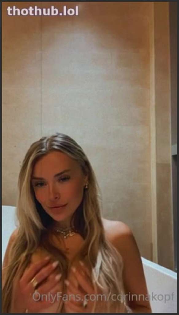 Corinna Kopf im Fitnessstudio mit Coach