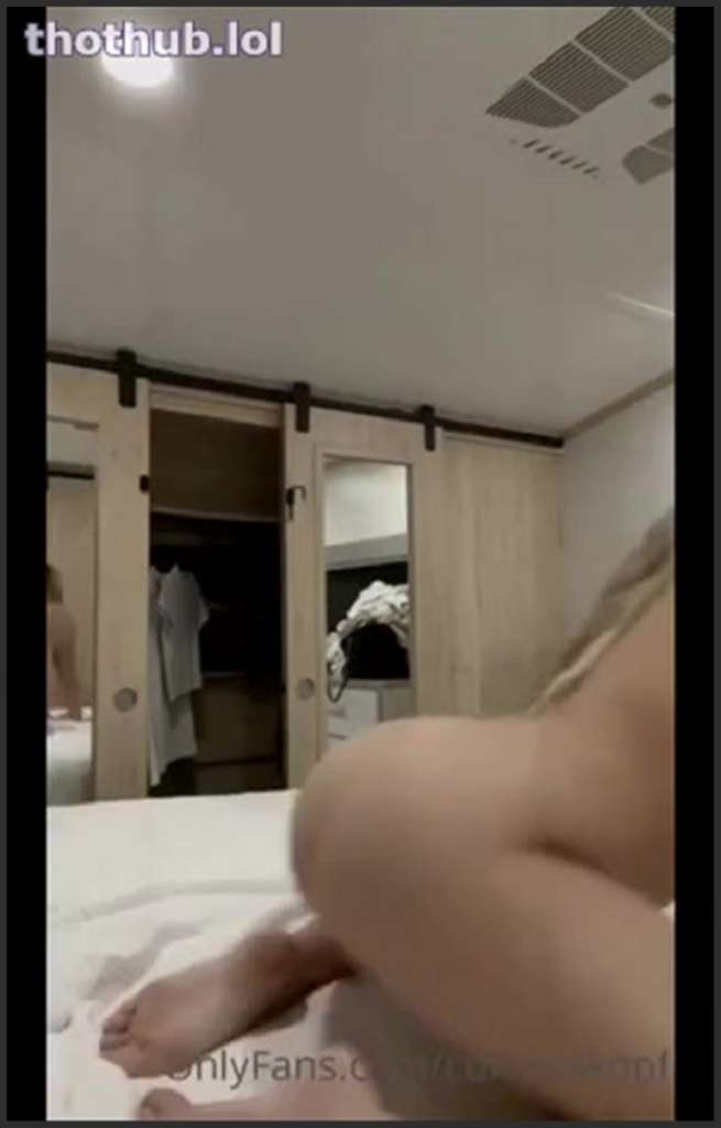 Corinna Kopf ihre Zunge in die Fotze ihrer Freundin