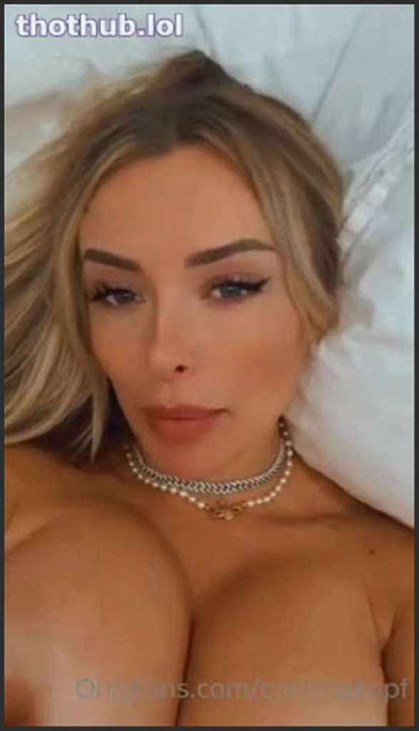Corinna Kopf lehnt sich zum Fick übers Ledersofa