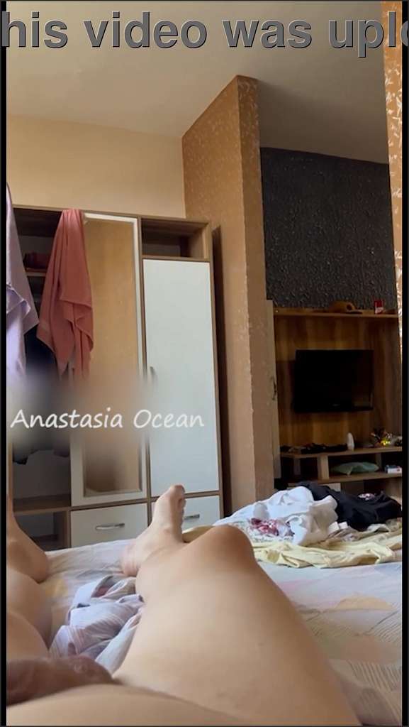 Emerald Ocean Blowjobs brummt im Schritt ihr Vibrator