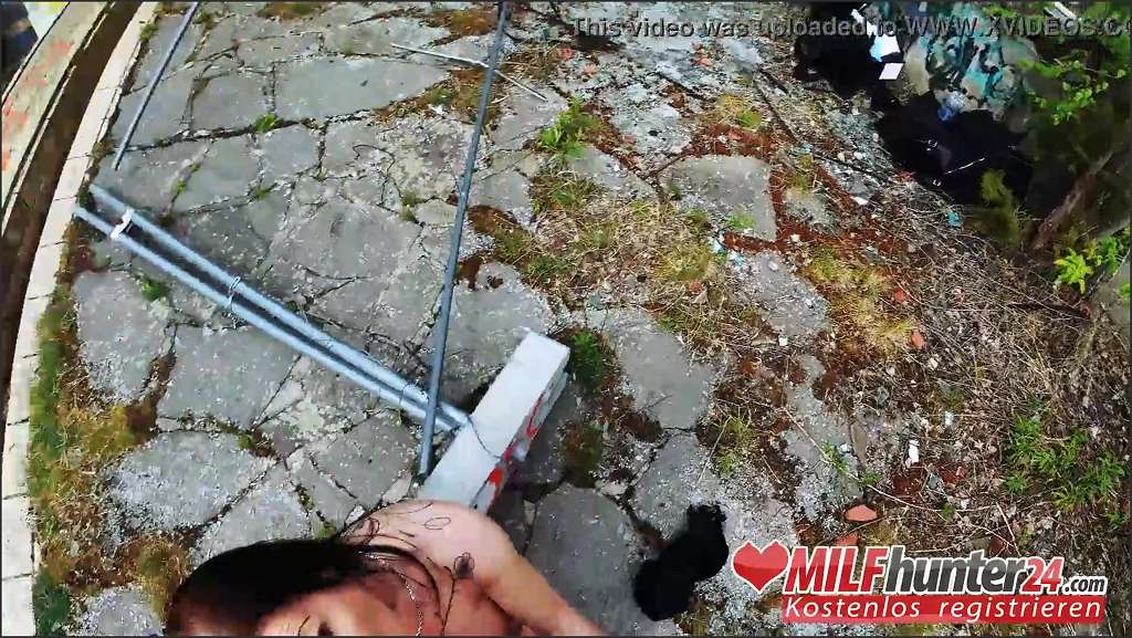 Julia Exclusiv lässt sich von Bauarbeitern zur Dreilochstute machen