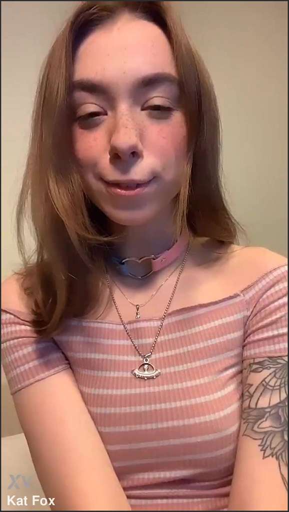 Kat Fox fickt sich selber mit einem schwarzen Riesendildo