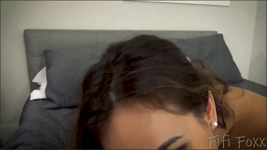 Keilani Kita bearbeitet den Schwanz von Chris Strokes am Glory Hole