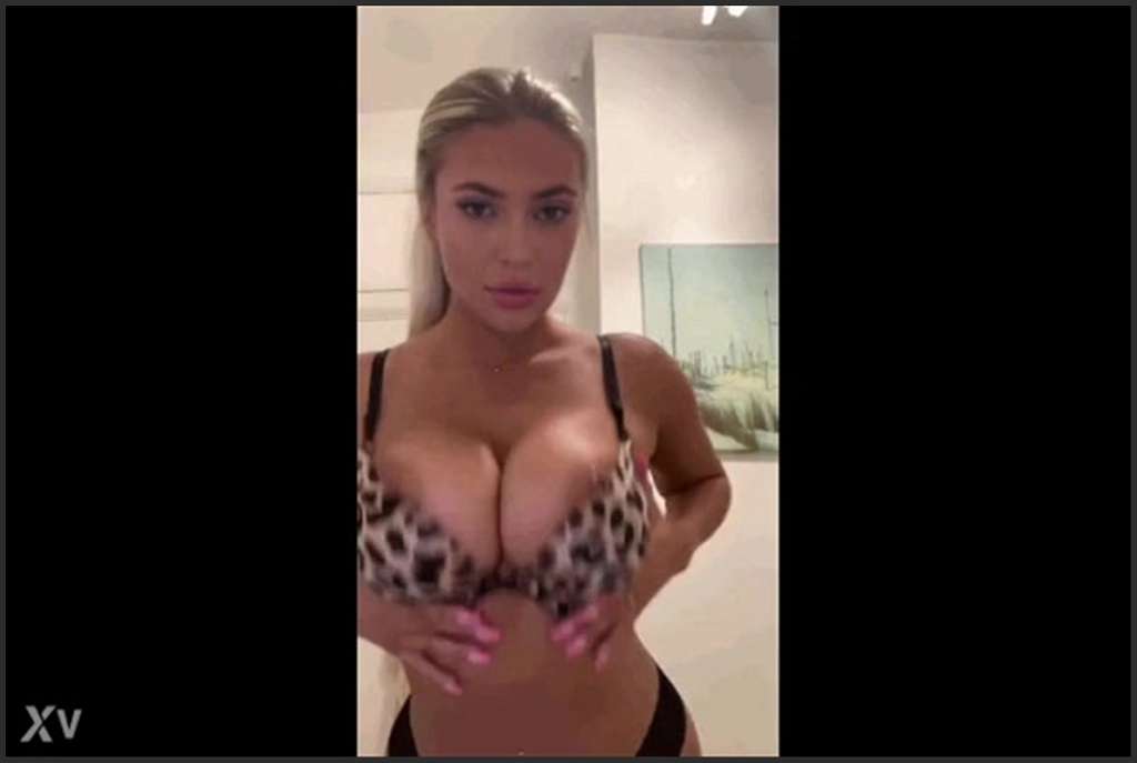 Kim Kardashian Sexy Milf zieht im Freien blank