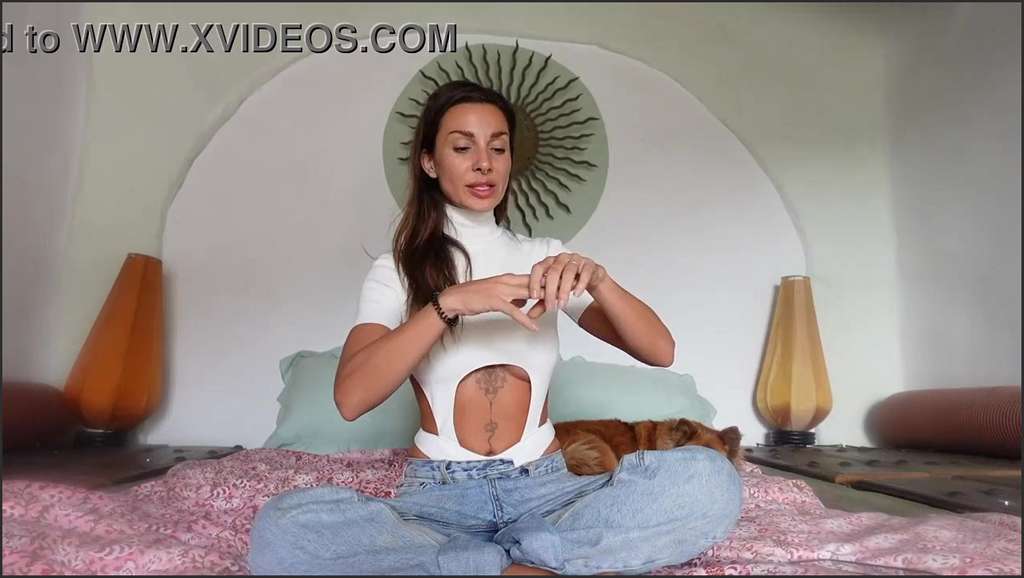 Roxysdream macht am Pool die Beine breit