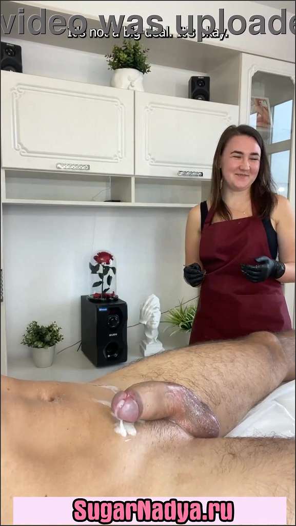 Sugarnadyas hübsche blonde Freundin lutscht seinen Schwanz
