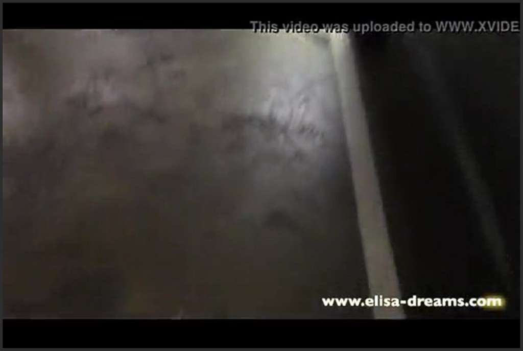 Elisa Dreams schiebt zum Fick nur den Slip beiseite