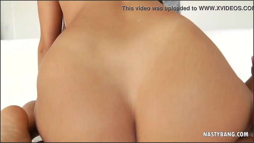 Eliza Rose Sunshine zieht sich aus und masturbiert