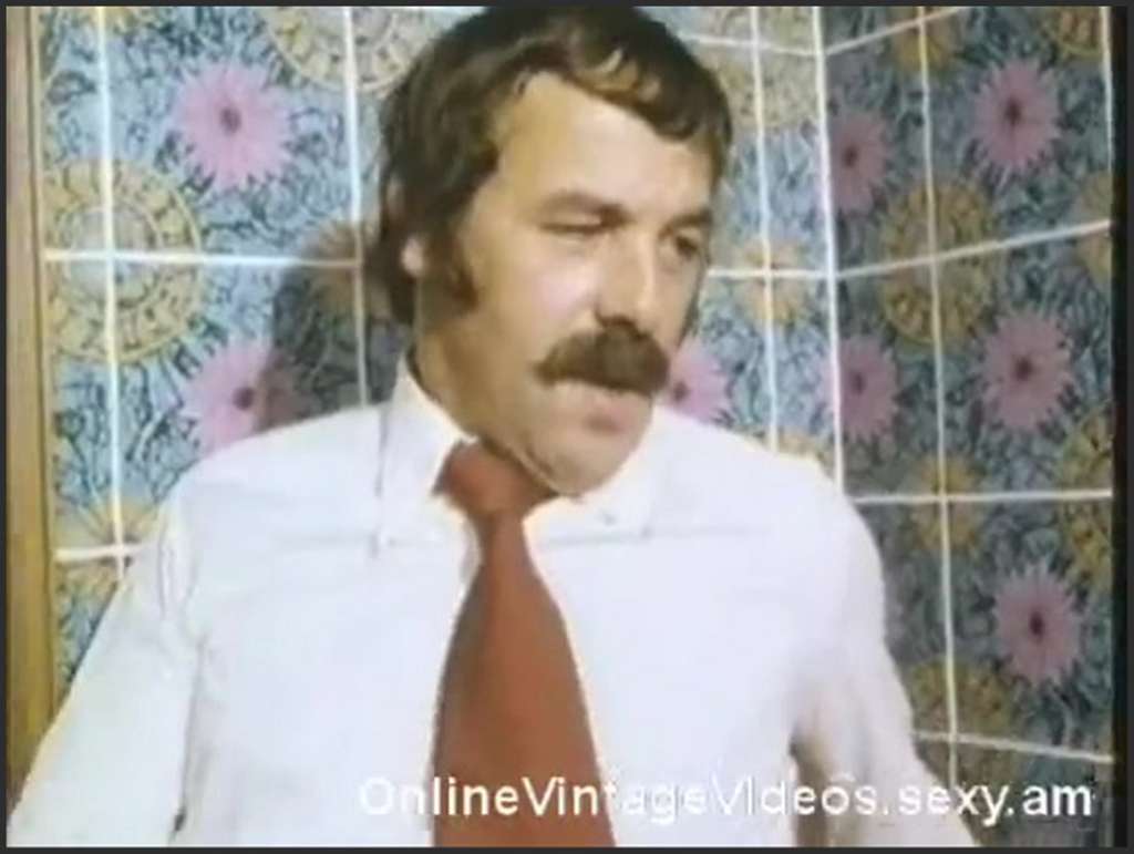 Patricia Rhomberg bläst zwei kleine Schwänze