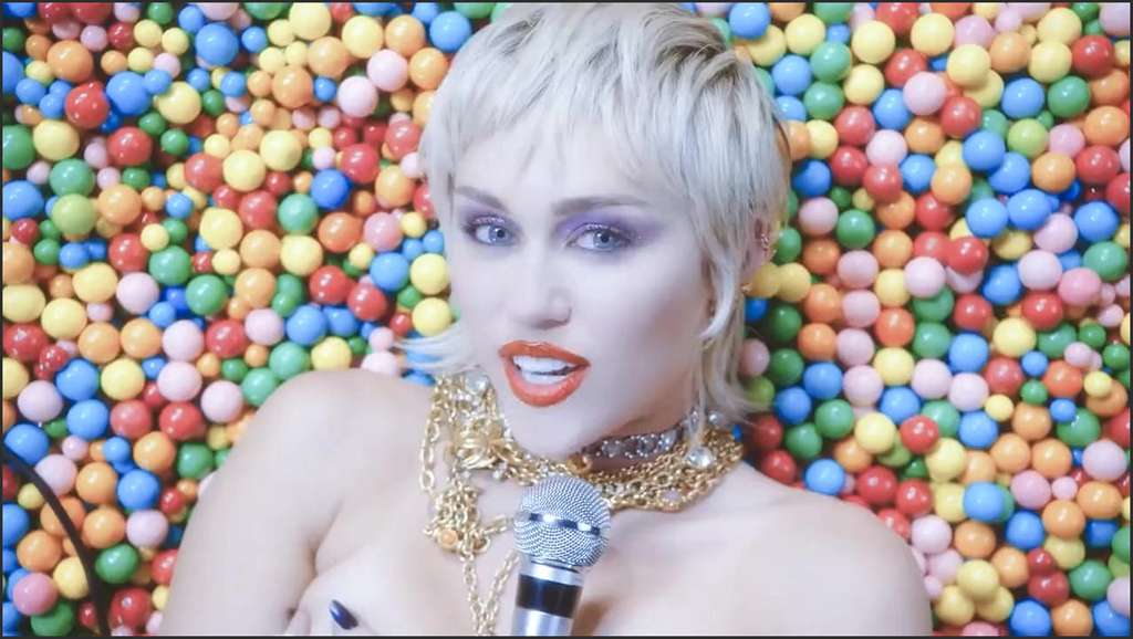 Miley Cyrus der Strange lässt sich von einem Pärchen ficken
