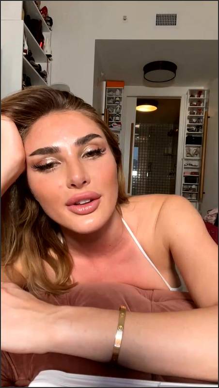 Kenzie Anne ging gestern Abend mit neuen großen Brüsten live