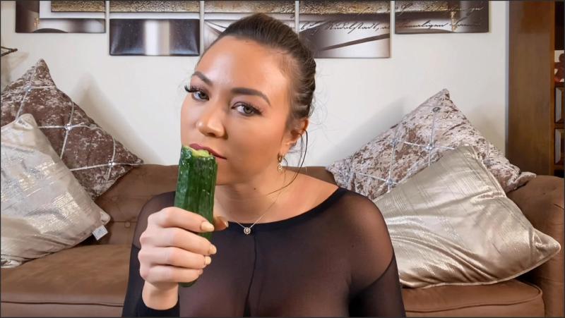Natalia Forrest lutscht und fickt Gurken